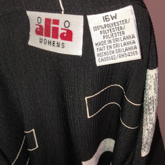 Alia women’s 16w Black and white, block design top - Picture 3 of 3